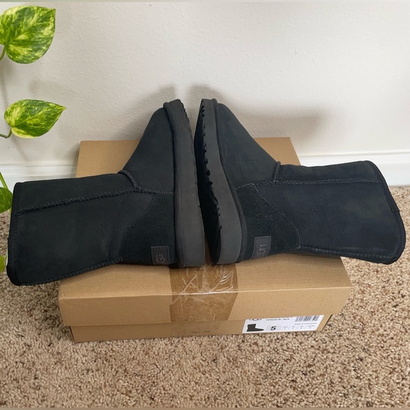 🥾 UGG Classic Short II - Picture 5 of 6